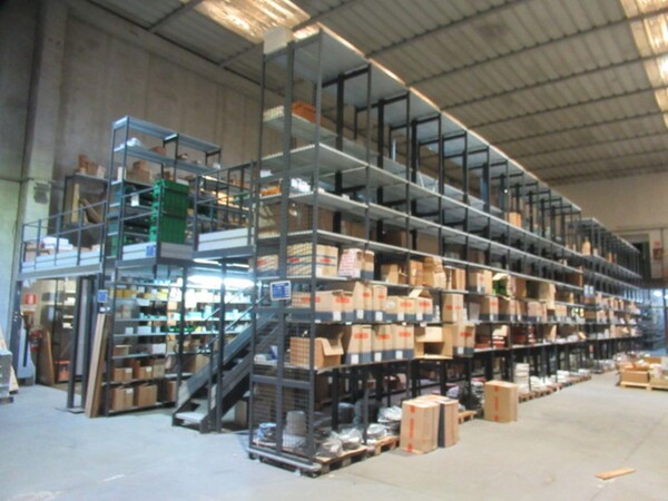 4#8599 Attrezzature varie di magazzino e rimanenze di materiale elettrico in vendita - foto 1