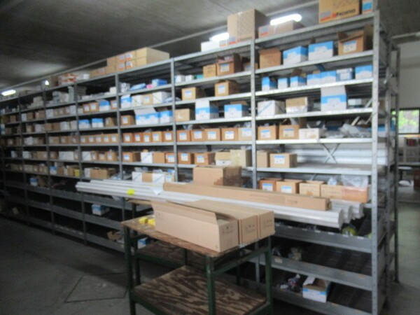 4#8599 Attrezzature varie di magazzino e rimanenze di materiale elettrico in vendita - foto 11