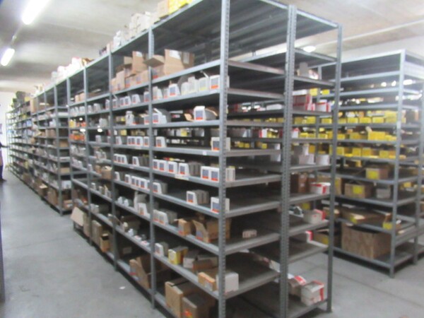 4#8599 Attrezzature varie di magazzino e rimanenze di materiale elettrico in vendita - foto 12