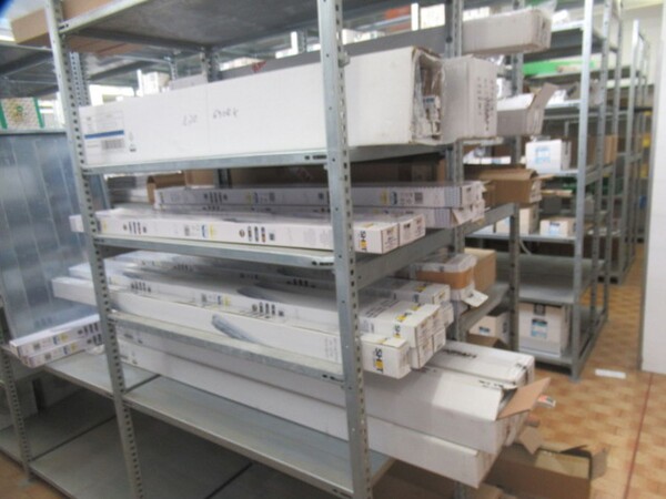 5#8599 Attrezzature varie di magazzino e rimanenze di materiale elettrico in vendita - foto 9