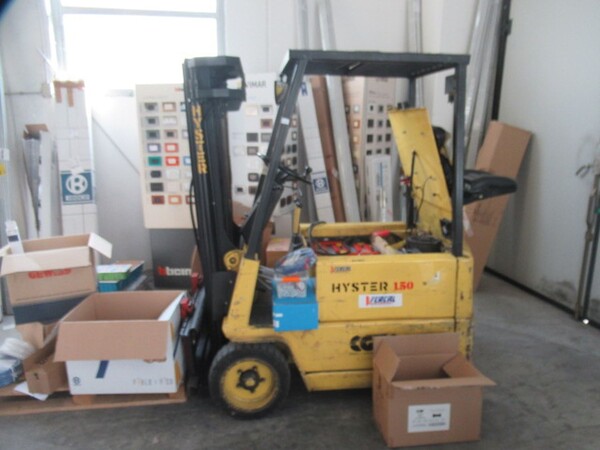 6#8599 Attrezzature varie di magazzino e rimanenze di materiale elettrico in vendita - foto 2