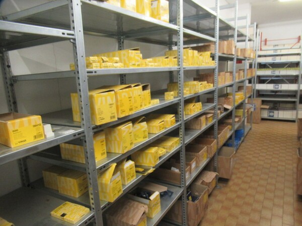 6#8599 Attrezzature varie di magazzino e rimanenze di materiale elettrico in vendita - foto 4