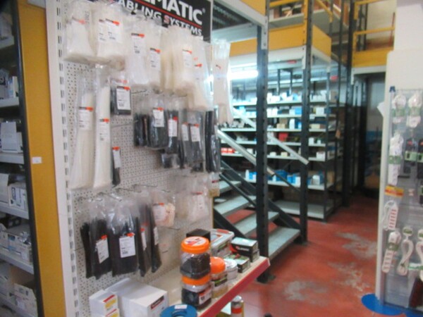 6#8599 Attrezzature varie di magazzino e rimanenze di materiale elettrico in vendita - foto 9