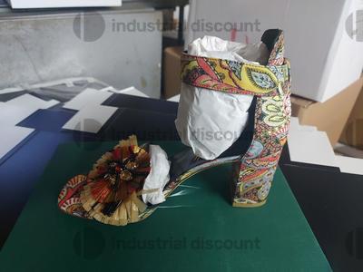 101#8613 Macchinari per calzaturifici, materie prime e prodotti finiti in vendita - foto 4