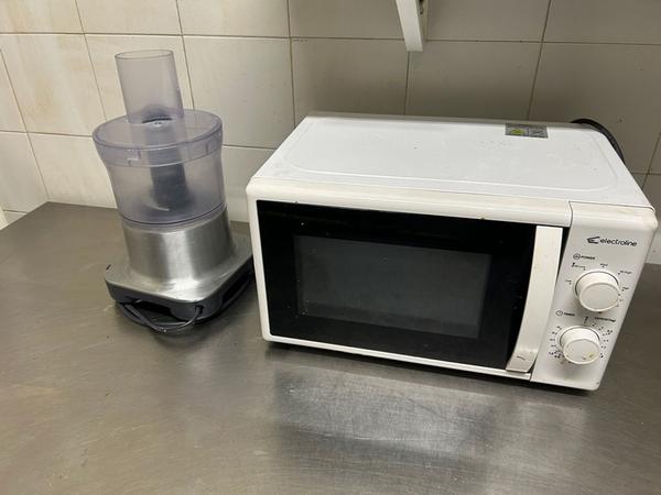 65#8671 Forno a microonde e mixer in vendita - foto 1