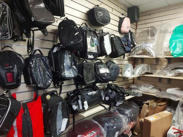 6#8890 Accessori e ricambi moto e arredamento per negozio in vendita - foto 3