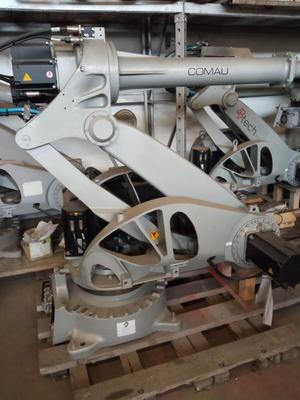 Asta Robot industriale Comau con braccio robotico