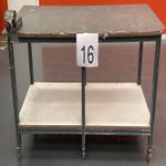 Image 2 - 4 workbenches with wheels and bench vices - Lot 12 (Auction 9214)
