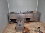 Immagine 2 -  Mobile a doppio lavabo in acciaio e armadio in acciaio inox a 2 ante  - Lotto 19 (Asta 9389)