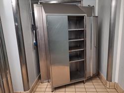  Mobile a doppio lavabo in acciaio e armadio in acciaio inox a 2 ante  - Lotto 19 (Asta 9389)