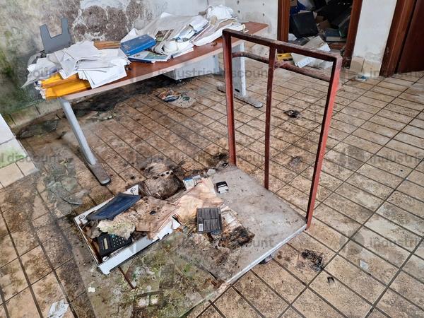25#9389 Bilancia  Carrelli acciaio  Banchi lavoro e  Scrivania in vendita - foto 2