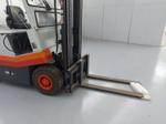 Image 20 - 2 electric forklifts - Lot 14 (Auction 9480)