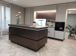 Cucina moderna lineare con isola e pensili a ponte Stosa modello Infinity - Lotto 8 (Asta 9752)