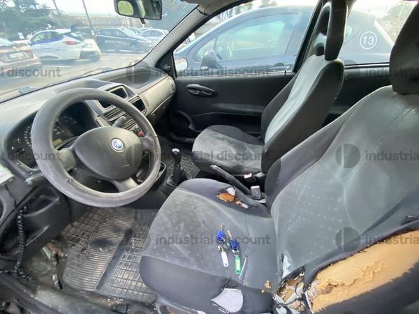 8#9773 Autovettura Fiat Punto in vendita - foto 2