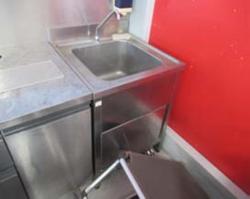 Lavello armadiato e espositori in acciaio - Lotto 15 (Asta 9809)