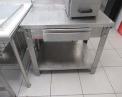 Banco in acciaio, sedie, tavolo e carrello - Lotto 19 (Asta 9809)