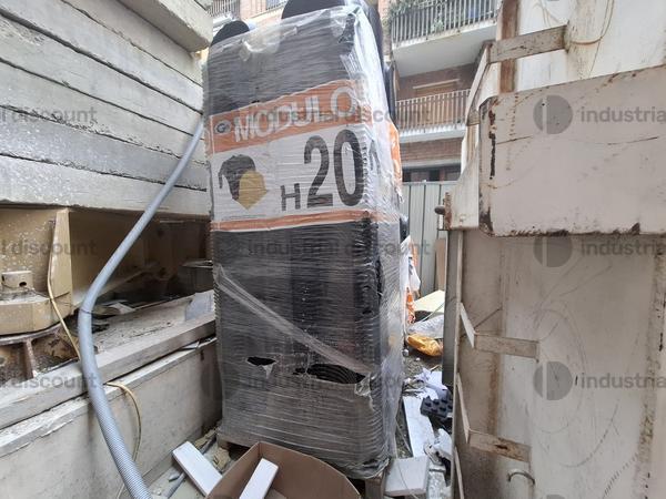 6#9897 Attrezzatura varia da cantiere, materiale  da elettricista ed arredo spogliatoio in vendita - foto 1