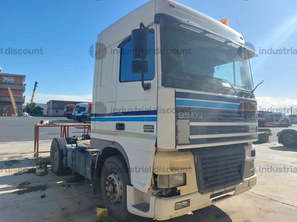 54#9900 Trattore stradale DAF in vendita - foto 1