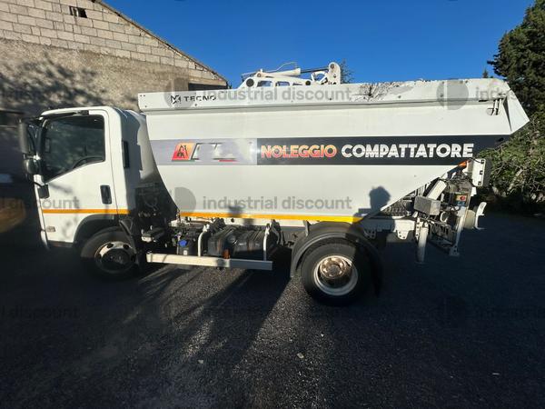 6#9932 Autocarro raccolta rifiuti Isuzu in vendita - foto 2