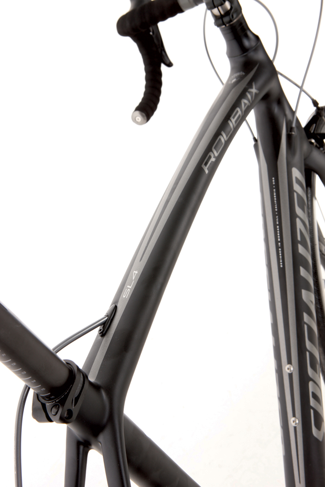 Gently sloping top tube of the Specialized Roubaix SL4