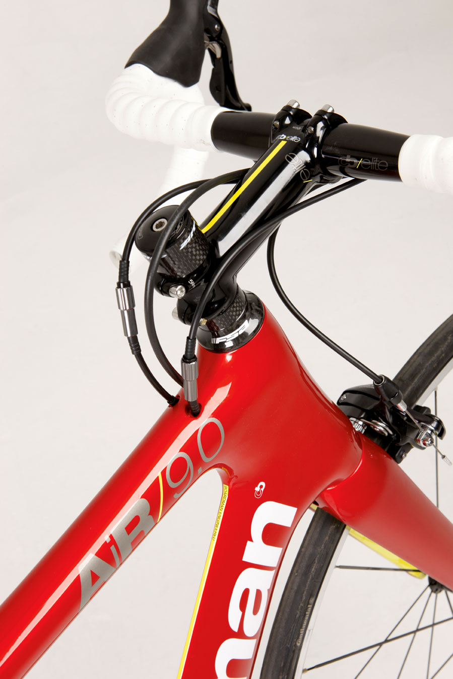 Boardman own-brand stem and handlebars on the AiR 9.0