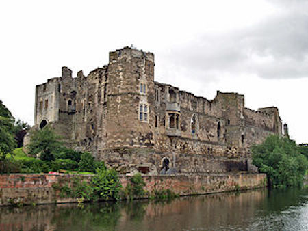 Newark_Castle-_2008