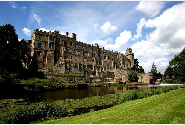 Warwick_Castle_from_across_the_River_Avon-_2009