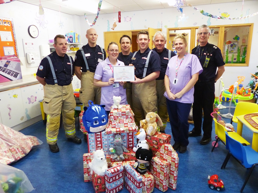 kmt_bkr_221217_firefighters_rbhgifts_02
