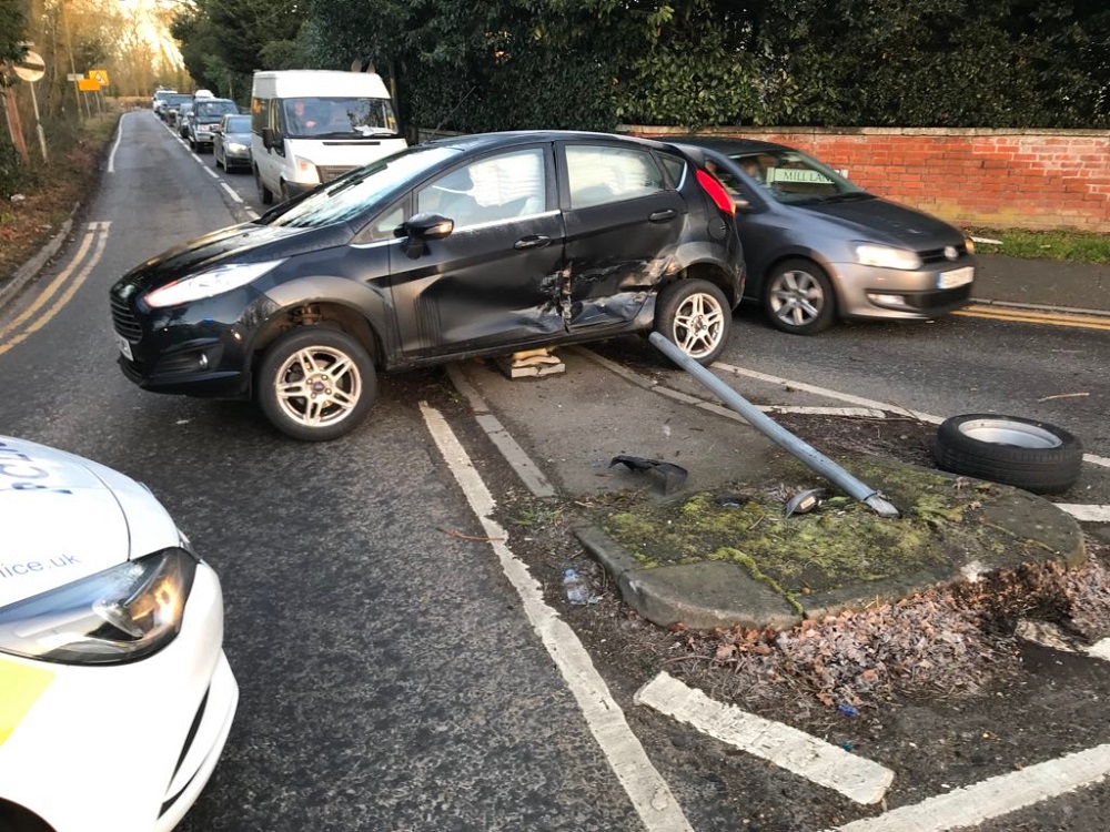 Two injured after two car crash in Sindlesham