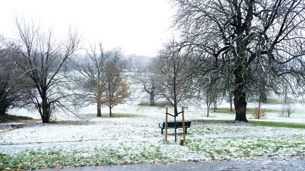 Heavy snow and strong winds could cause travel issues in Berkshire, warns Met Office