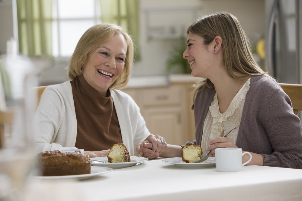 Mother-and-daughter-eat-cake-_160218