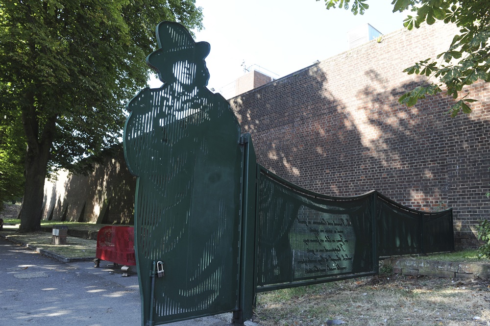 Oscar-Wilde-Sculpture-_140218