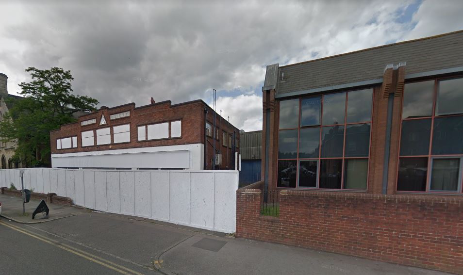 Fire crews called to blaze in empty Reading shop