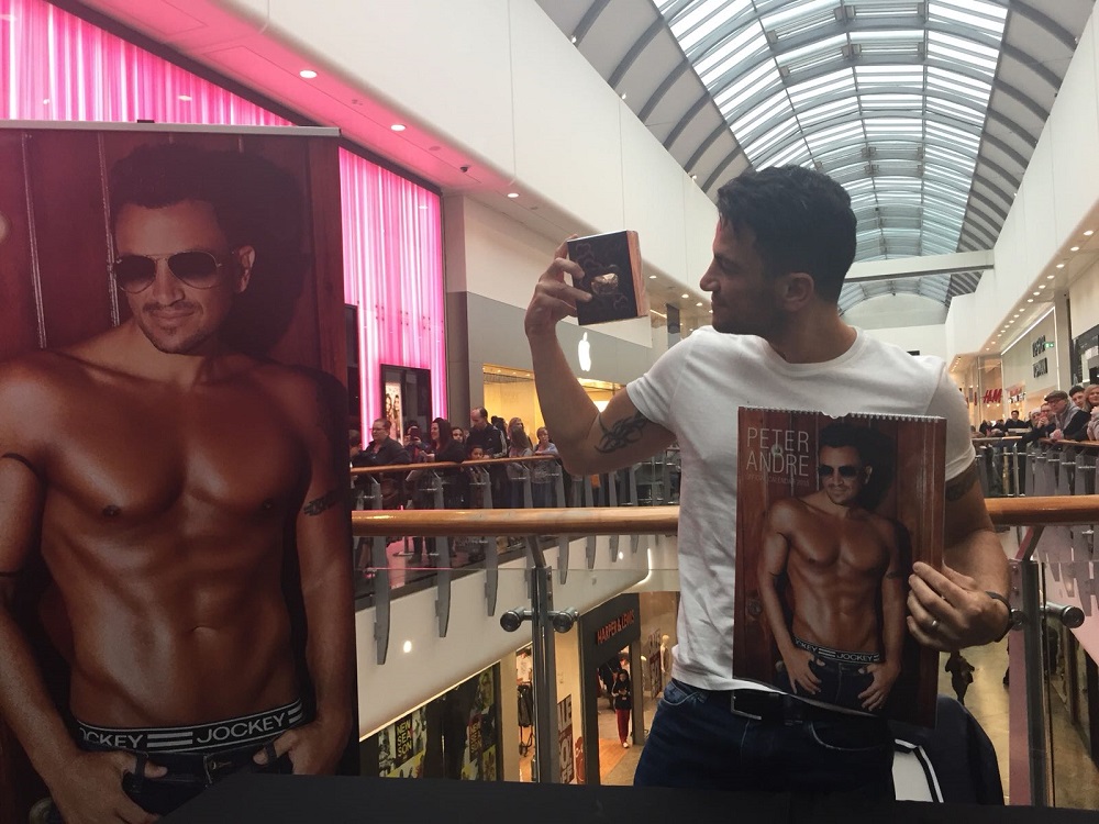Eager fans meet Peter Andre at The Oracle