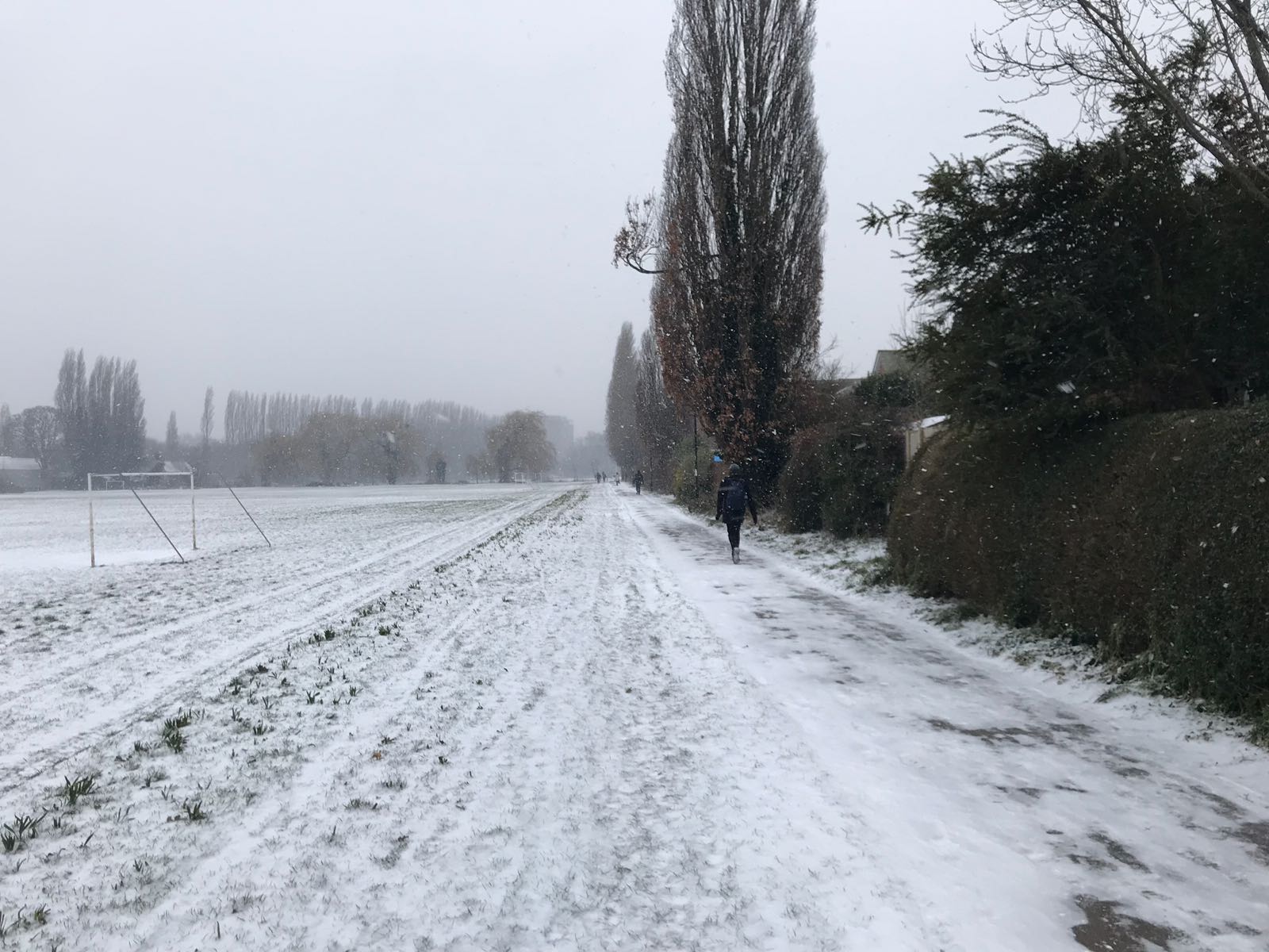 Man who abandoned broken down Land Rover to grit icy roads angry as 4x4 is towed