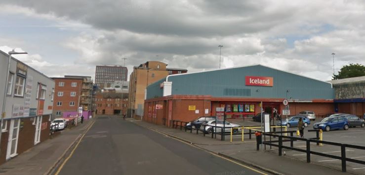 Man kicked in head in Reading town centre robbery