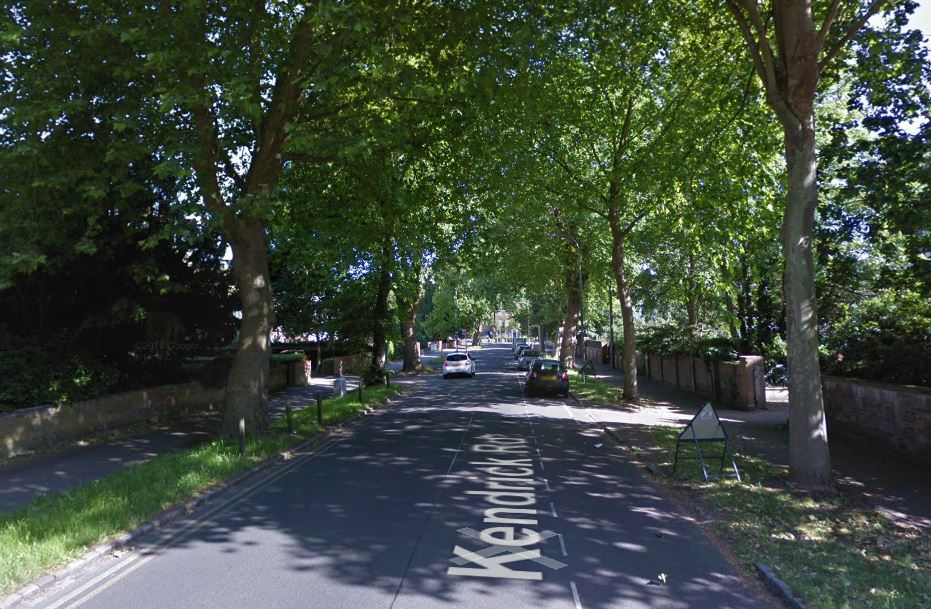 Police appeal for witnesses after girl threatened by gang with machete