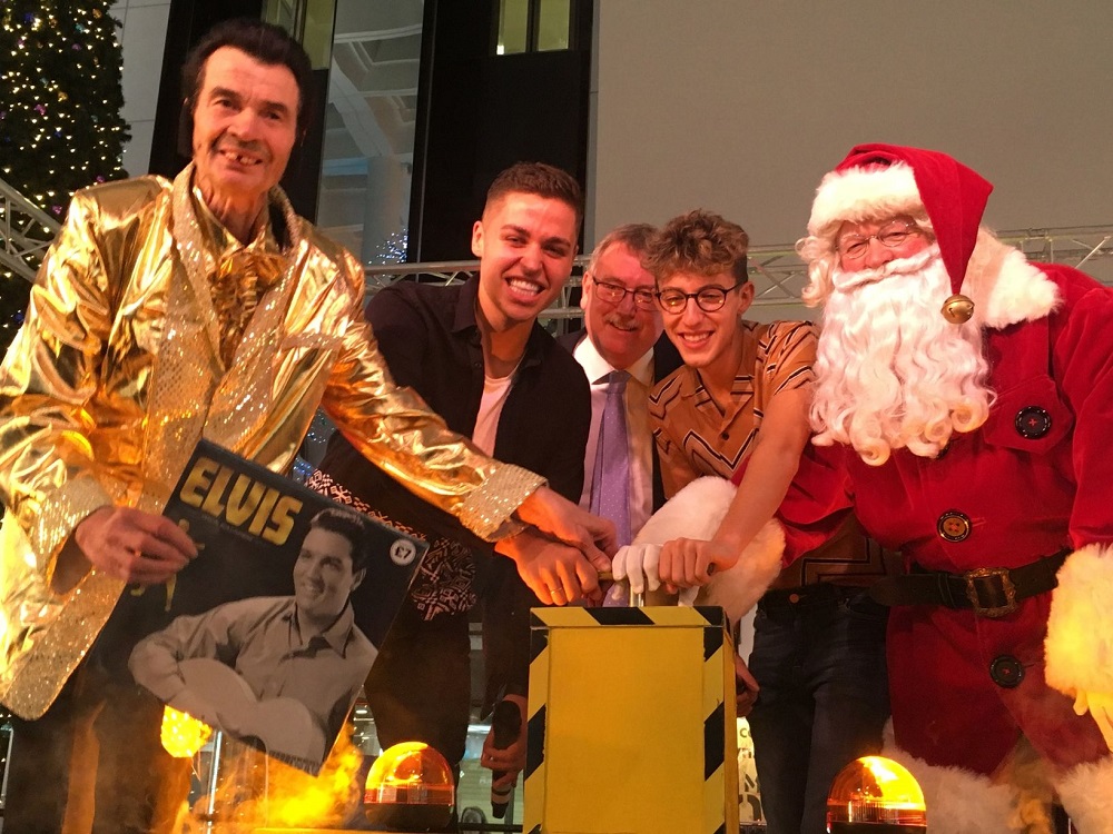 ReadingElvisLights-_050418