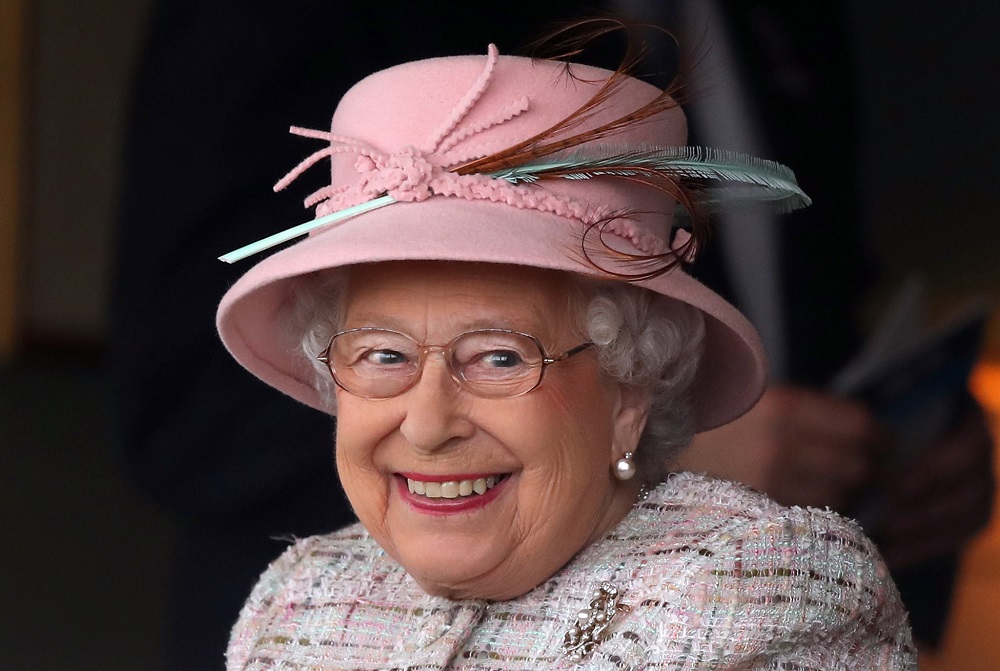hm-the-queen-at-newbury-racecourse-2017-_170418