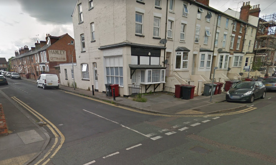 Man suffers broken jaw after knifepoint robbery in Reading