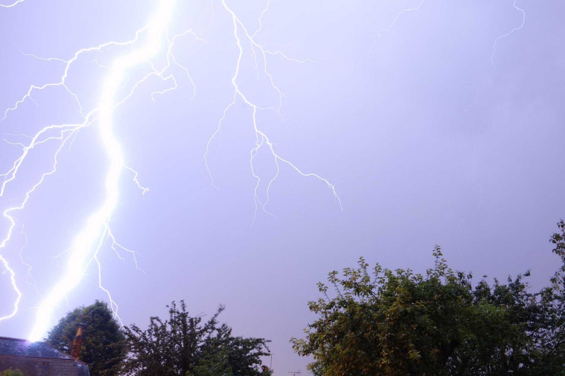 Warning of heavy rain and thunderstorms for Berkshire over bank holiday weekend