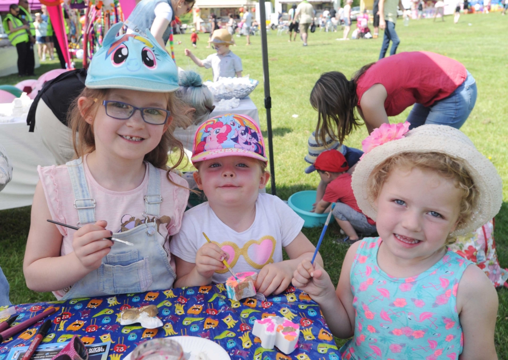 Families enjoy the sunshine at Tilehurst Festival