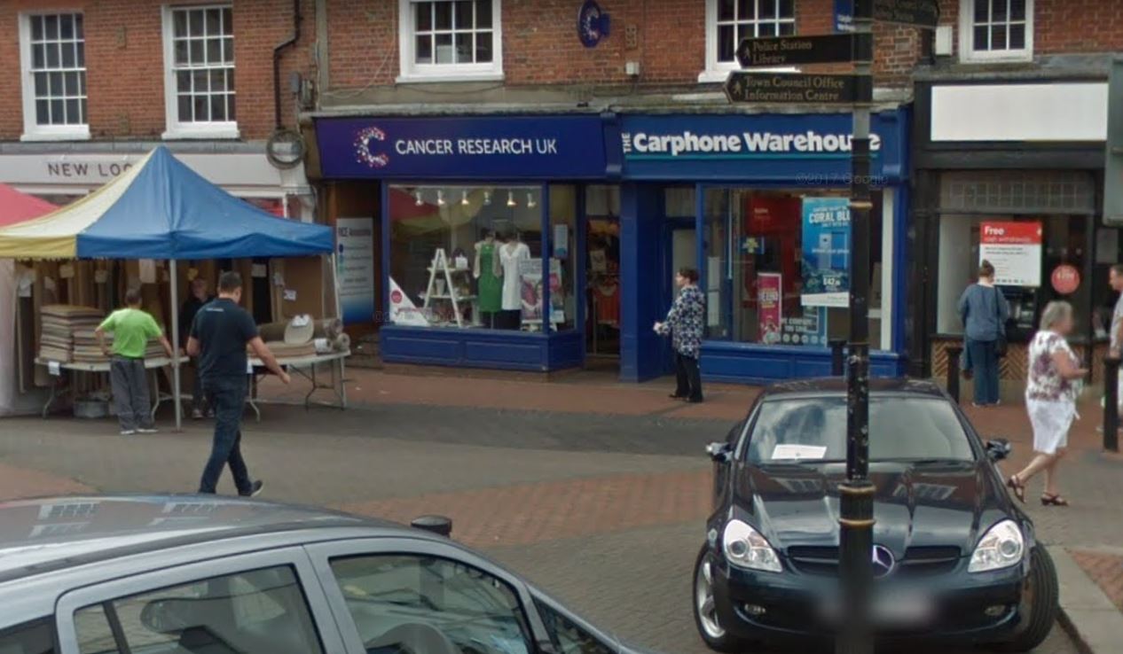 Gang armed with crowbars and sledge hammer smash into Wokingham phone shop