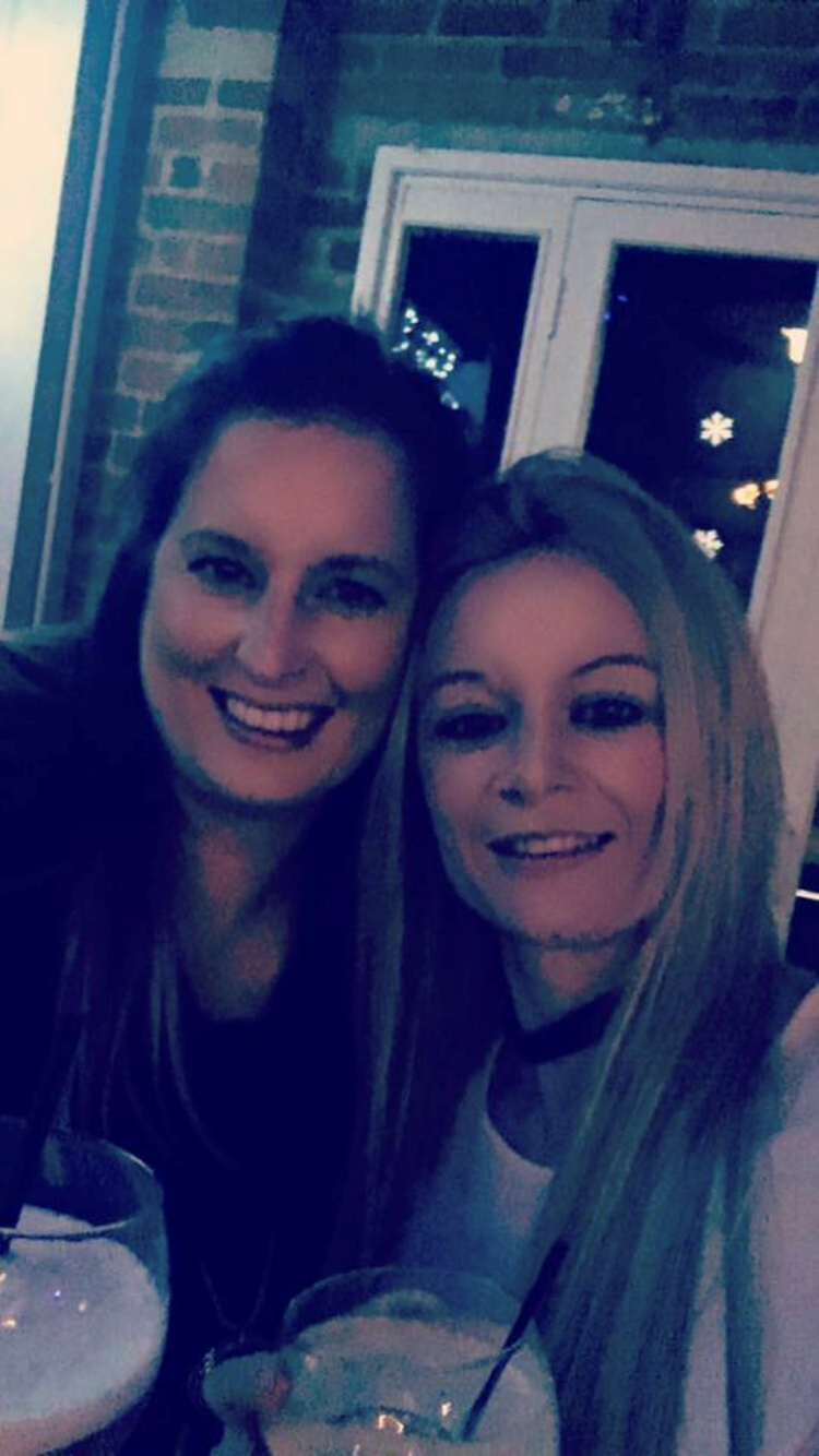Samantha-Dixon-with-school-chum-Leanne-Toms_030618