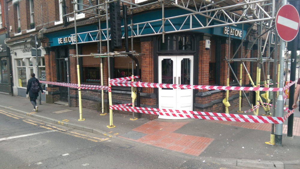 Reading bar cordoned off after lorry hits scaffolding