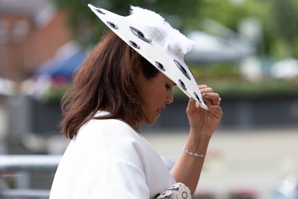 hat-holding-200618--14-