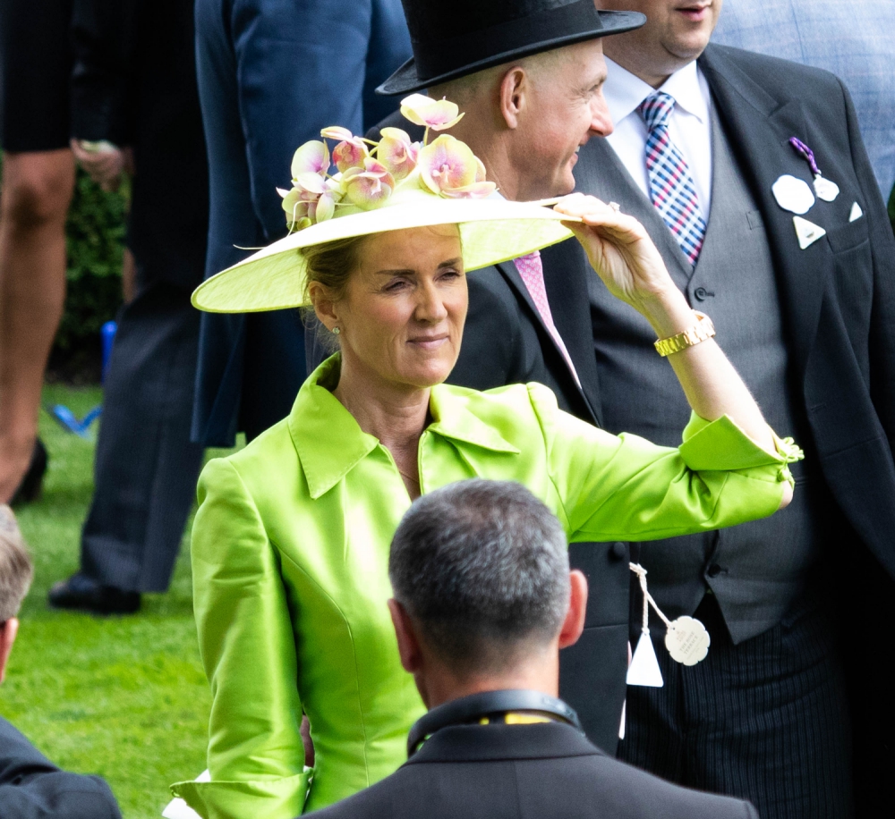hat-holding-200618--27-