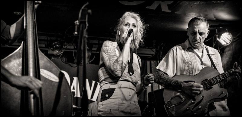 josie-and-the-outlaws-on-the-thames1-OH210618