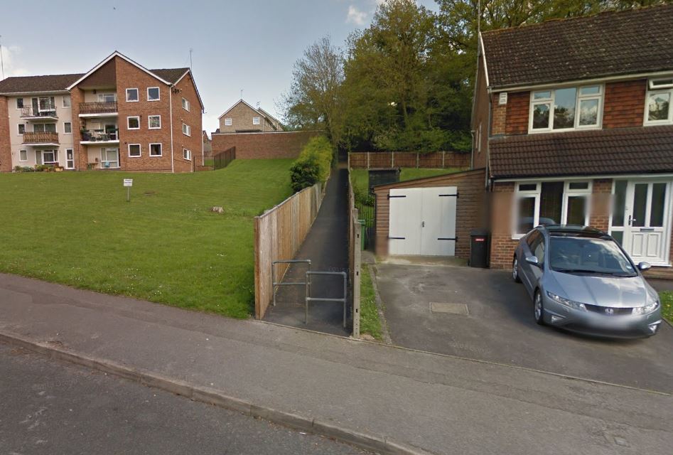 Police hunt gang after group allegedly threatened with knife and robbed in Tilehurst