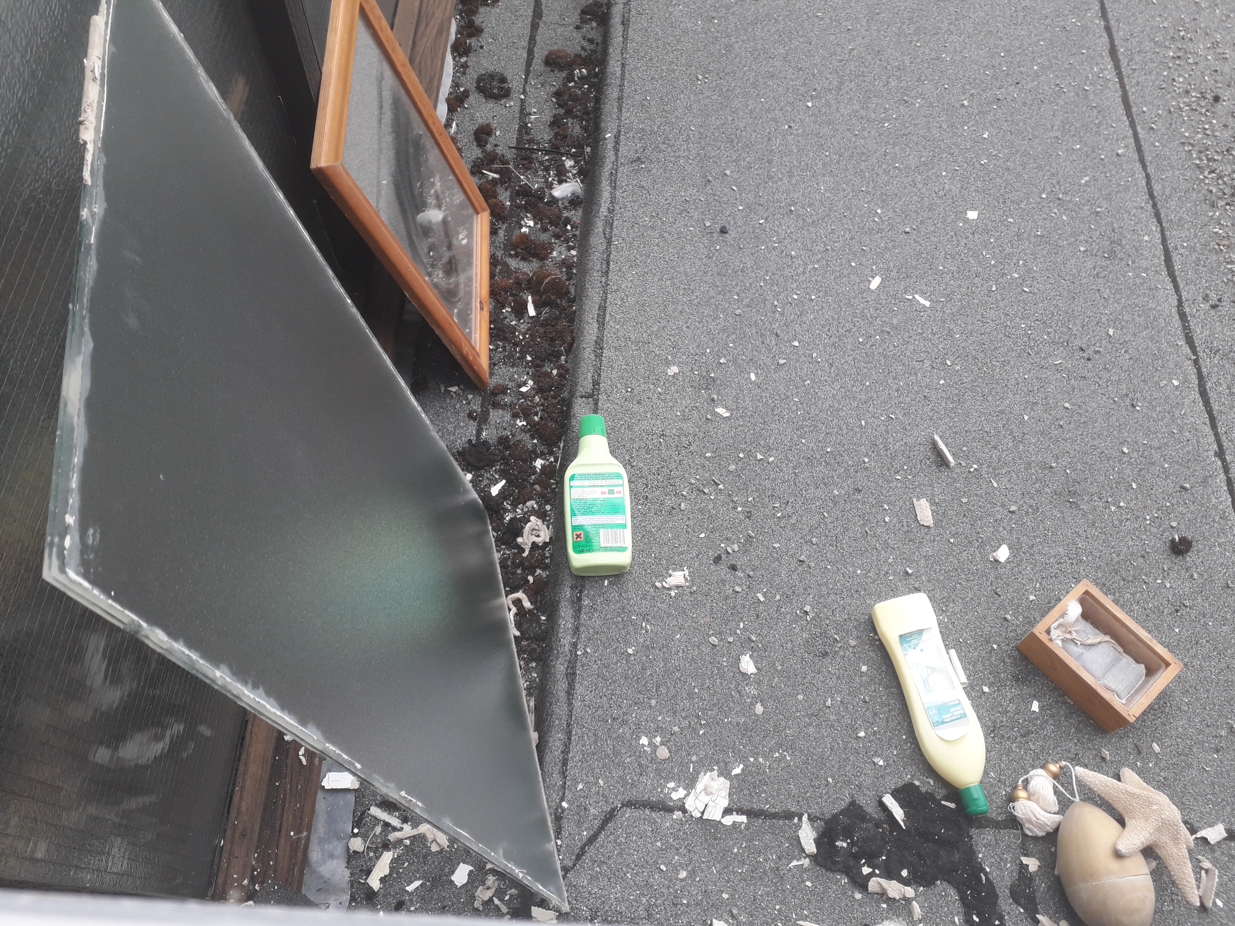 Sue-Ryder-Tilehurst-Triangle-shop---glass-pane-removed-from-window